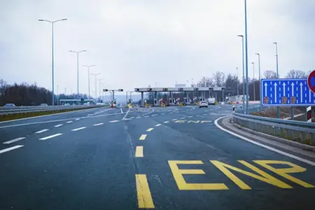 România a făcut astăzi un pas spre construirea primei autostrăzi care traversează Carpații.