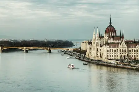 Moldova nu are o limbă oficială denumită "moldavă"; este vorba de limba română. Totuși, pot oferi traducerea în română: 

Opțiuni de Călătorie în Ungaria pe Autostradă